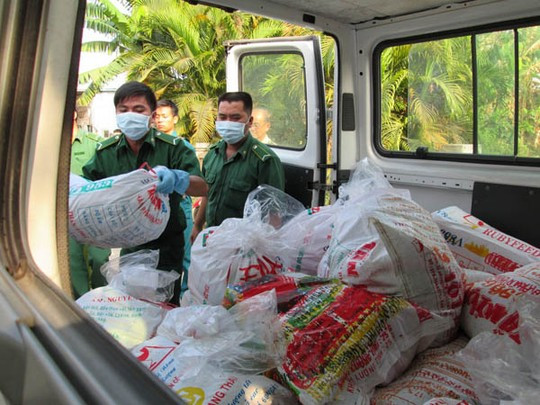 Được biết, 2 cơ sở sơ chế phụ phẩm động vật này đều không có giấy phép kinh doanh và đã hoạt động từ Tết nguyên đán đến nay, gây ô nhiễm môi trường nên người dân tố giác với cơ quan chức năng để “dẹp” lò này. Trong ảnh, t oàn bộ tang vật được tịch thu đưa lên xe đi tiêu hủy tại bãi rác Đông Thạnh (Hóc Môn).