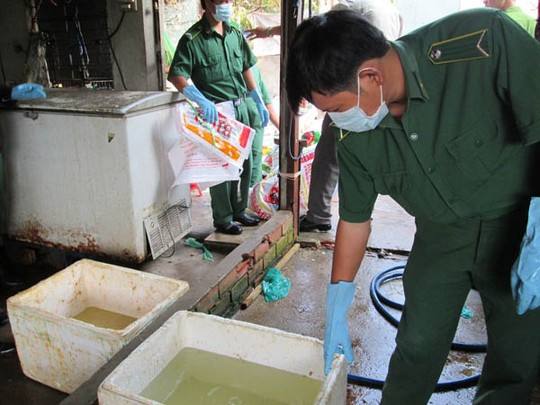 Đáng chú ý, nhiều phụ phẩm sau sơ chế có màu trắng phau khác xa màu nguyên liệu ban đầu. Cán bộ thú y xác định các phụ phẩm này đều đã được ngâm qua hóa chất tẩy trắng và chuẩn bị đem tiêu thụ tại chợ, các quán xá dùng làm thực phẩm cho người.