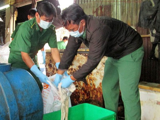 Cơ sở dù dựng tạm bằng tôn nhưng được che chắn kỹ bên ngoài bằng lưới để tránh bị “dòm ngó”. Bên trong cơ sở, mùi hôi thối và ruồi nhặng bay khắp nơi.