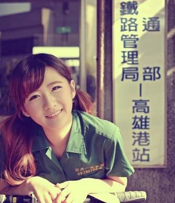 Sau khi những bức ảnh chụp ngoài trời của Lý Tư Nhàn được chia sẻ trên mạng, đã thực sự làm điên đảo trái tim bao người, đặc biệt là những nam thanh niên trẻ.
