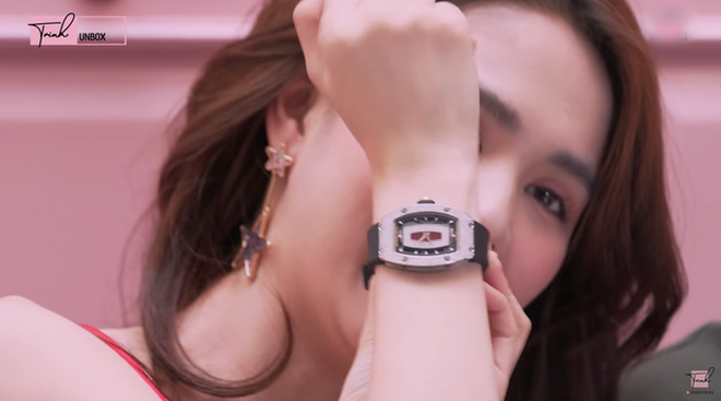 hiếc đồng hồ mà chân dài từng khoe trong một clip đập hộp với giá trị khoảng 4,5 tỷ đồng.
