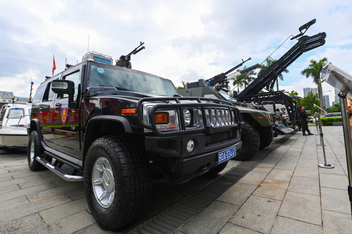 Xe chỉ huy chống đạn Hummer H2 chuyên dùng để phục vụ công tác chỉ huy, chỉ đạo và chở kíp chiến đấu tại địa điểm phức tạp về an ninh trật tự, thương thuyết, đánh bắt đối tượng có vũ khí nóng và bảo vệ yếu nhân.