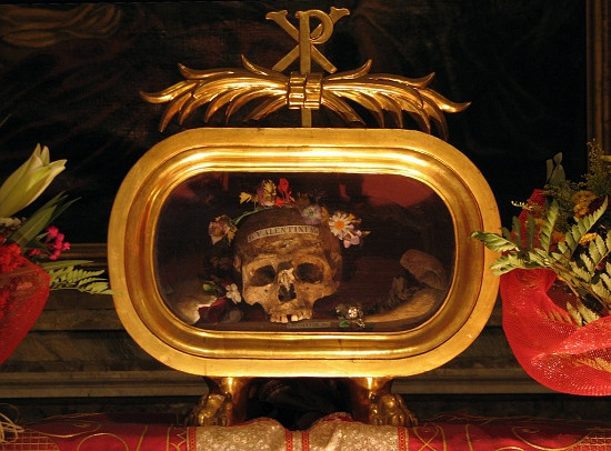 Khi đến nhà thờ Santa Maria, Cosmedin, Rome, du khách có thể chiêm ngưỡng hộp sọ có trang trí hoa được cho là của Thánh Valentine.