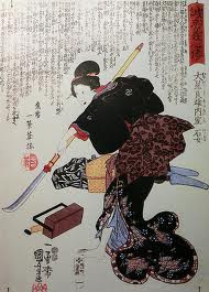 Trong thế kỷ 16, lãnh chúa Mochizuki Nobumas đã tham gia một cuộc chiến tranh và Chiyome ở lại nhà được người chú chồng có tên Takeda Shingen quan tâm, chăm sóc. Shingen đã giao cho Chiyome một nhiệm vụ đó là tuyển chọn một số phụ nữ và huấn luyện họ làm nhiệm vụ gián điệp. Chiyome đã lập trụ sở tại làng Nazu, thuộc khu vực Shinshu. Cô đã tuyển chọn 300 phụ nữ trẻ chủ yếu là trẻ em mồ côi, từng là gái mại dâm và nạn nhân chiến tranh.