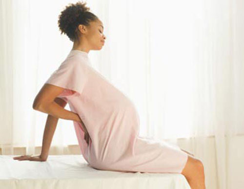 Ngồi nửa mông: Chị em thường ngồi nửa mông mỗi khi trên giường nhưng theo các chuyên gia, tư thế ngồi này gây nhiều áp lực lên cột sống. Đó là lý do tại sao thai phụ thường cảm thấy đau nhói ở lưng khi ngồi lâu tư thế này.
