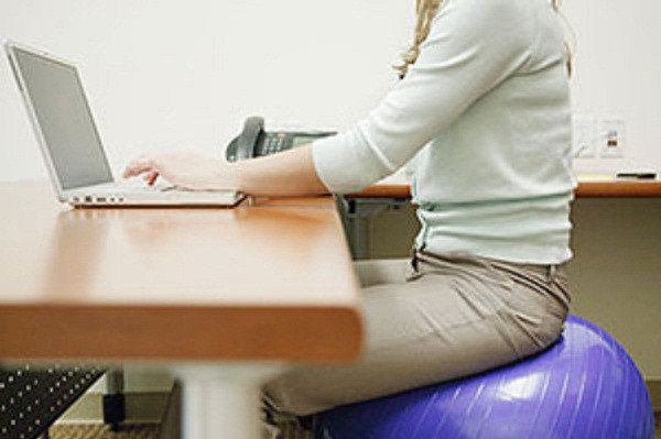 Tư thế ngồi không tựa lưng sẽ khiến bạn bị đau lưng. Tốt nhất, các bà bầu nên để lưng được hỗ trợ bằng vật tựa và luôn giữ cho cột sống thẳng.