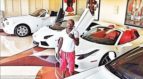 Bộ sưu tập xe hơi của Mayweather gồm 1 xe Bugatti Veyrons, 1 xe Bugatti Veyron Grand Sport, 2 chiếc Ferrari 458 Spiders, 1 chiếc Lamborghini Aventador, 1 chiếc Porsche 911 Turbo S và một xế Ferrari 599 GTB Fiorano. Đây là những dòng xế hộp thiên về tốc độ mà Mayweather mê đắm. Tổng giá trị của chúng vào khoảng 5,45 triệu bảng Anh.