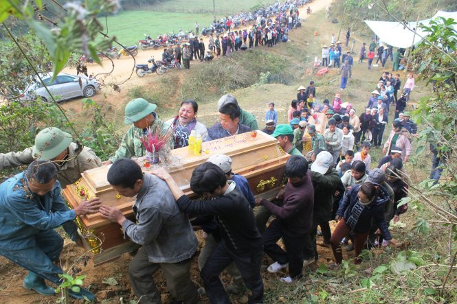 Bỏ dở công việc đồng áng, người dân xóm 9 đều lặng lẽ đến nghĩa trang để tiễn đưa người bà con, hàng xóm về nơi an nghỉ cuối cùng.