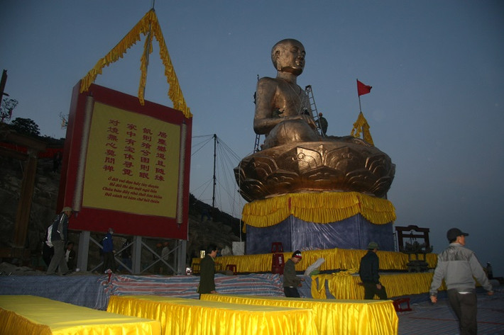Tượng cao 11 m...