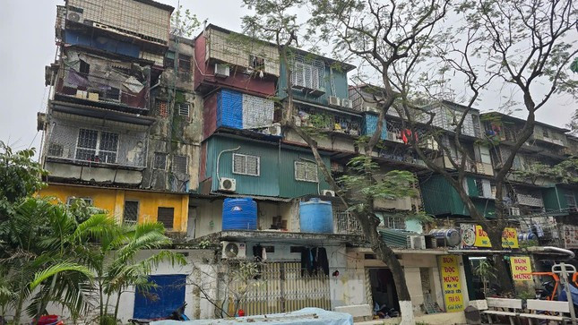 Khu tập thể Thành Công hiện có 68 tòa nhà cao 2-5 tầng, được xây dựng từ năm 1979-1982, với tổng số dân khoảng 13.400. Hầu hết, các tòa nhà đã xuống cấp.
