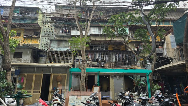 Tương tự, khu chung cư Giảng Võ hiện có 23 tòa nhà cao từ 2-5 tầng, được xây dựng những năm 1960-1979, với khoảng 7.600 cư dân.
