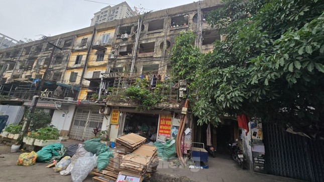 Nhà A khu tập thể Ngọc Khánh (phường Ngọc Khánh) được đánh giá là chung cư nguy hiểm cấp độ D. Nhiều nhà đã di dời, nhưng hiện vẫn còn một số hộ sinh sống.