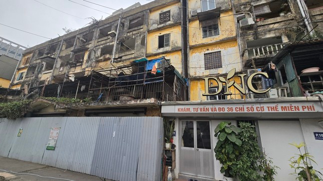 Khu tập thể Ngọc Khánh hiện có 58 tòa nhà cao từ 2-4 tầng, được xây dựng trước năm 1994, với khoảng 6.500 cư dân. Trong đó, nhiều tòa nhà đã xuống cấp.