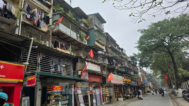 Mặt trước và ban công các tòa nhà đều bị người dân cơi nới, làm chuồng cọp để tăng diện tích sử dụng.