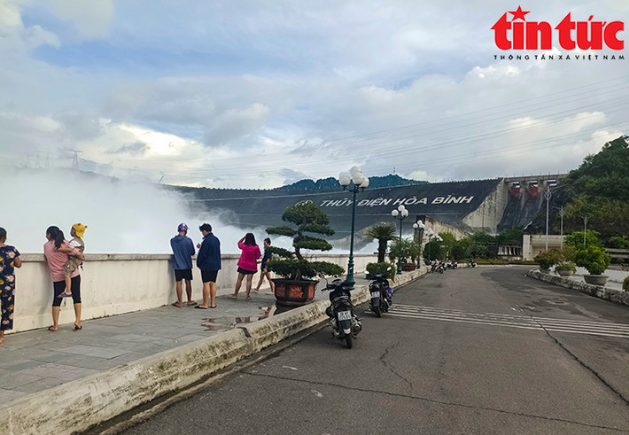 Để tránh xảy ra hậu quả đáng tiếc, chính quyền các địa phương cần đẩy mạnh công tác tuyên truyền, giáo dục để người dân nhận thức được sự nguy hiểm.