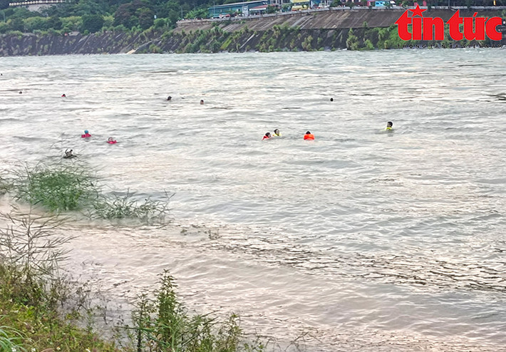 Theo nội dung công điện, lúc 9 giờ ngày 16/7, mực nước thượng lưu hồ Hòa Bình dâng cao, lưu lượng đến hồ đạt 4.456 m3/s, lưu lượng xả 3.926 m3/s; mực nước thượng lưu hồ Tuyên Quang ở cao trình 109,46 m, lưu lượng đến hồ 673 m3/s, lưu lượng xả 673 m3/s. Tuy nhiên, bất chấp cảnh báo nguy hiểm, từng nhóm người hoặc các gia đình mang áo phao, đồ bơi, men theo bờ kè xuống bơi dưới dòng nước.