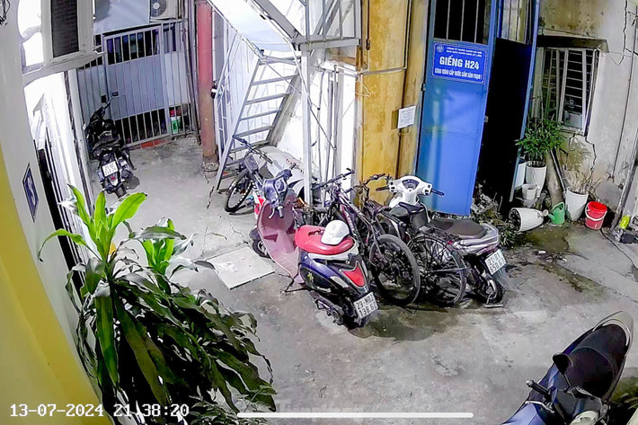 Tường nhà, mái tôn đổ xuống tạo ra tiếng động mạnh, gây hoang mang cho người dân sinh sống tại khu vực trên.
