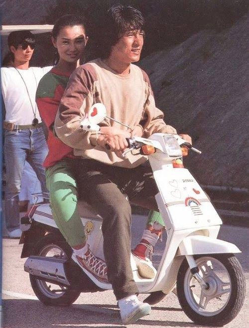 Khoảnh khắc thú vị của Thành Long và Trương Mạn Ngọc trên phim trường "Police Story" (1985) - bộ phim hành động hài mang ảnh hưởng của Hollywood. Với bộ phim này, Thành Long đã tự mình thực hiện rất nhiều cảnh quay nguy hiểm. "Police Story" giành giải Phim xuất sắc nhất tại lễ trao giải Điện ảnh Hong Kong 1986.