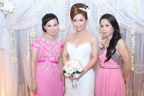 Minh Tuyết với nhan sắc có phần sắc sảo hơn hai người còn lại.