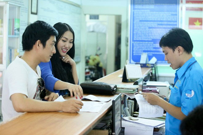 Đôi vợ chồng trình chứng minh nhân dân và hộ khẩu với cơ quan chức năng. Cả hai được hướng dẫn tận tình để làm giấy đăng ký kết hôn.