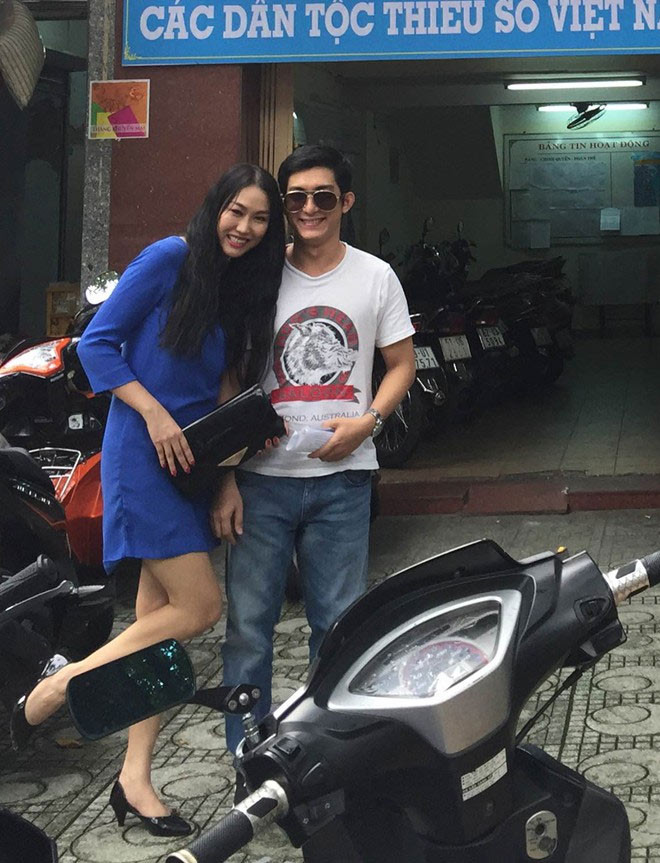 Sau khi kết hôn, Phi Thanh Vân và phi công trẻ vẫn sinh sống và làm việc tại TP HCM. Cô đang mang thai ở những tháng đầu tiên nên được chồng chăm sóc rất chu đáo. Nữ diễn viên cũng hạn chế tham gia các sự kiện để dành thời gian nghỉ ngơi, dưỡng sức.