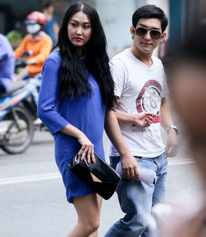 Phi Thanh Vân chia sẻ, cô đang rất hạnh phúc khi ông xã mới là người đàn ông hiền lành, hết mực thương vợ. Hiện cô mang thai ở tháng thứ 4. Cả hai háo hức chờ đợi con đầu lòng chào đời. Trong chiếc đầm suông, bụng bầu của nữ ca sĩ nổi lên trông thấy.