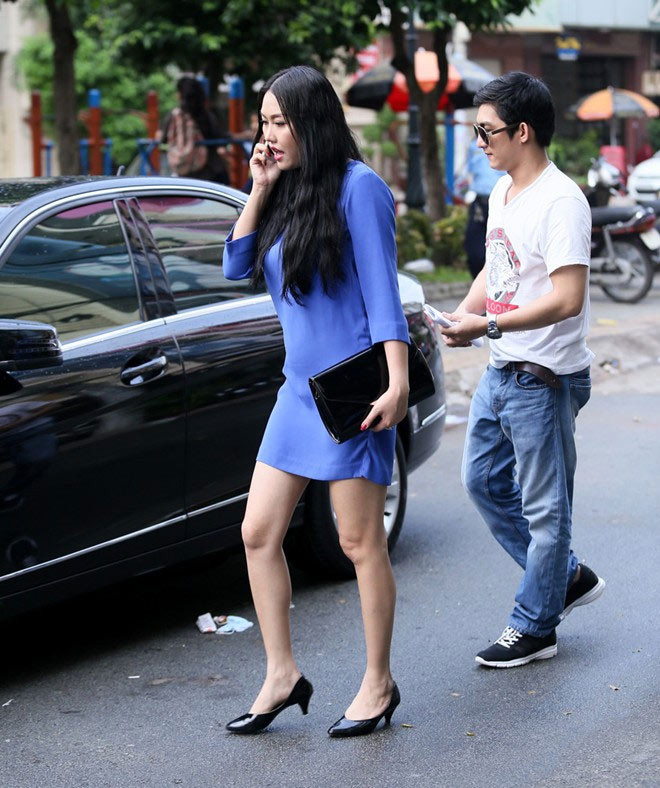 Phi Thanh Vân cũng đi giày đế thấp để đảm bảo việc đi lại không ảnh hưởng tới thai nhi. Cô được "phi công trẻ" Bảo Duy tháp tùng lên phường bằng xế hộp riêng. Người đẹp 32 tuổi vừa đi vừa nói chuyện điện thoại.