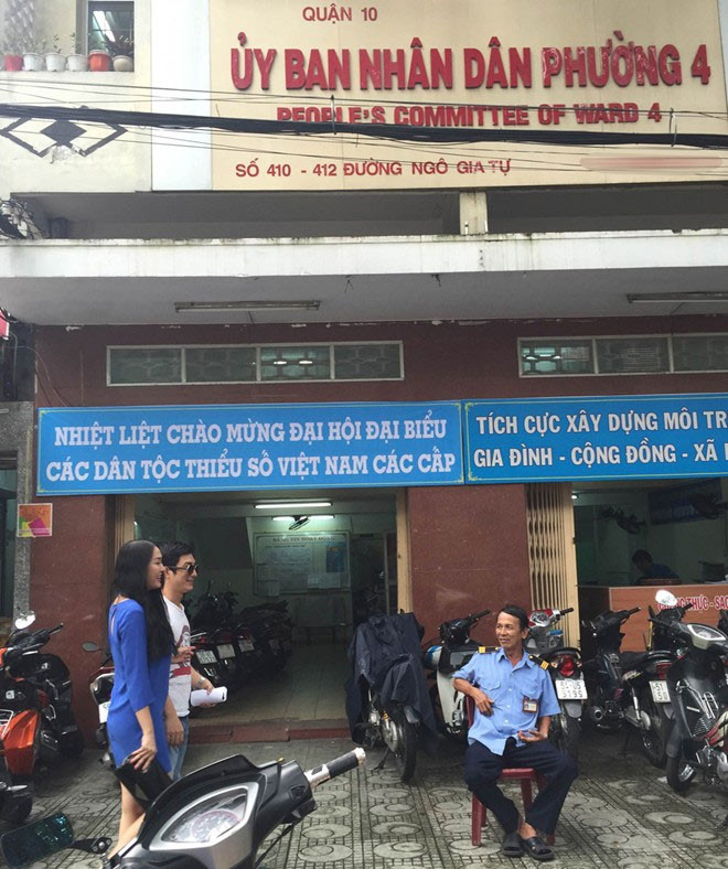Cặp vợ chồng cười hớn hở khi lên phường đăng ký kết hôn. “Thời điểm này, công việc của tôi và ông xã đều bận rộn, cộng với việc đang mang thai nên chúng tôi chỉ có thể đăng ký kết hôn trước. Chúng tôi chưa nghĩ đến đám cưới vì có thể khi sinh con xong, hôn lễ mới tổ chức được” - Phi Thanh Vân nói.