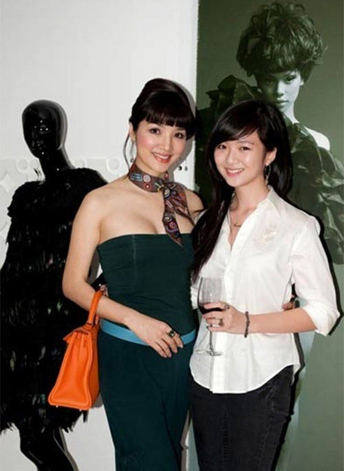 Sở hữu nhiều nét đẹp như gương mặt nhỏ, các nét dịu dàng và vóc dáng cân đối, song con gái của Giáng My lại chuộng phong cách đơn giản, kín đáo, đối lập với vẻ đẹp lộng lẫy, kiêu sa ở mẹ.