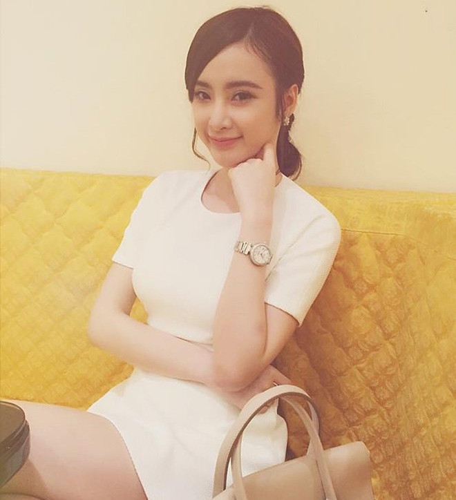 Sau khi sở hữu chiếc đồng hồ hàng hiệu, diễn viên phim "Tiểu thư đi học" mặc đẹp, trang điểm và đeo đồng hồ đi chơi tối cuối tuần. Nói về món đồ xa xỉ, Angela Phương Trinh cho biết cô mới trúng hai quảng cáo tiền tỷ nên đã tự thưởng cho mình một món đồ trang sức.