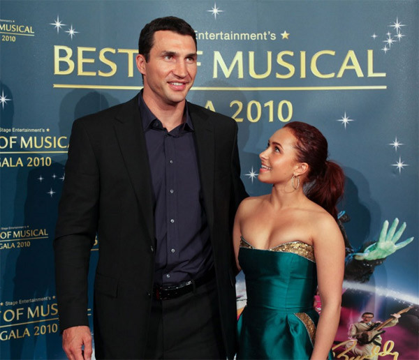 Nhìn nữ diễn viên Hayden Panettiere và người tình, vô địch đấm bốc Wladimir Klitschko mỗi khi xuất hiện, ai cũng phải tò mò bởi sự khác biệt hẳn về cân nặng, chiều cao và vóc dáng. Nhưng mặc cho những khác biệt ngoại hình đó, hai người vẫn sống với nhau hạnh phúc từ năm 2009 đến nay và mới đính hôn và đang chờ đón đứa con đầu lòng.