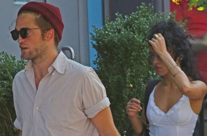 Cách đây vài tuần, khi báo chí rầm rộ đưa tin việc Robert Pattinson có bạn gái mới, FKA Twigs, lập tức nữ ca sĩ bị lọt vào tầm ngắm và bị so sánh với tình cũ của ngôi sao "Chạng vạng", Kristen Stewart. Thậm chí cô còn bị cư dân mạng ném đá ví nhan sắc như khỉ.