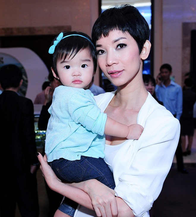 Bé Thỏ - con gái Xuân Lan mới gần một tuổi nhưng rất kháu khỉnh, bụ bẫm. Cô bé được mẹ diện áo và nơ ton sur ton màu xanh đáng yêu. Từ khi mang thai đến khi sinh con, Xuân Lan luôn viết nhật ký, chia sẻ về con gái trên trang cá nhân khiến nhiều người xúc động. Dù bận mải với công việc nhưng cô luôn cố gắng về nhà sớm để chơi cùng con gái. Cô hạnh phúc vì bé Thỏ càng lớn càng yêu, tình cảm.