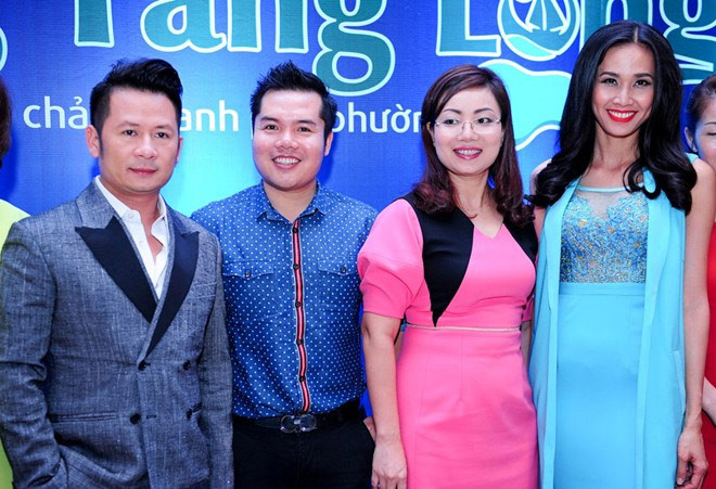Dương Mỹ Linh cũng xuất hiện tại sự kiện cùng bạn trai nhưng cả hai giữ vẻ mặt lạnh lùng, không nói chuyện trước mặt quan khách và truyền thông. Khi được đề nghị đứng cạnh nhau để chụp ảnh, ông bố 3 con từ chối. Trong khi đó, nữ diễn viên "Mỹ nhân Sài thành" cũng tỏ ra không vui.