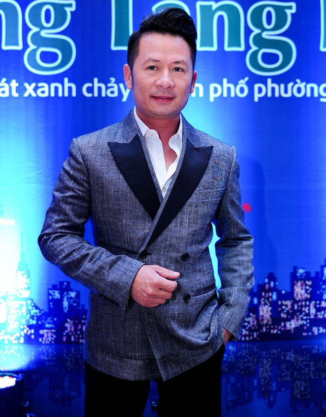 Sau liveshow "Đêm tình nhân" diễn ra tại Hà Nội tối 11/10, giọng ca "Nơi tình yêu bắt đầu' ra sân bay Nội Bài lúc 5h sáng để bay về TP HCM dự sự kiện. Nam ca sĩ không giấu được vẻ mệt mỏi vì thiếu ngủ. Anh cho biết, liveshow nhận được những phản hồi tốt từ khán giả Hà thành.