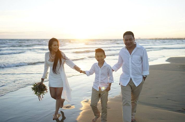 Ngoài những bận rộn của công việc, cô và ông xã luôn dành thời gian cho bé Sonic. Cả gia đình luôn có những chuyến du lịch để thư giãn.