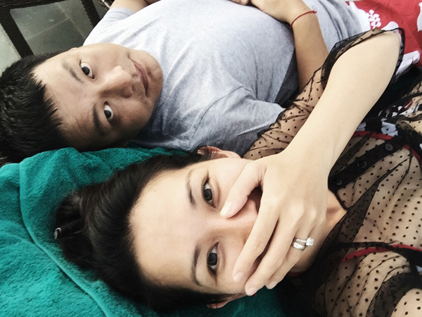 Cô và ông xã cũng có những phút giây riêng tư tình cảm, ngọt ngào.