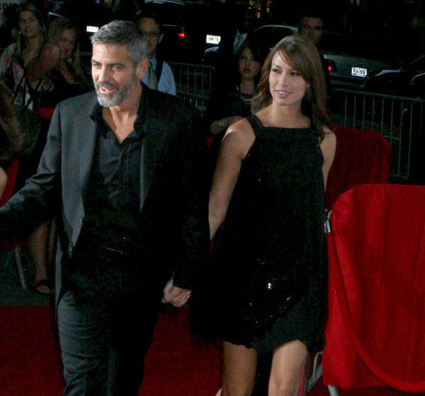 Chán hẹn hò với các nữ đồng nghiệp, Clooney quay sang tán tỉnh cô hầu bàn Sarah Larsonin vào năm 2008.
