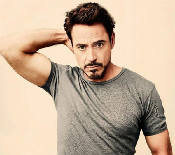 Robert Downey Jr. – người đạt 1 triệu người theo dõi trên Twitter nhanh nhất. "Người sắt" Robert Downey Jr. được hơn 1 triệu người theo dõi trên Twitter chỉ sau chưa đầy 24 tiếng, với kỷ lục này anh đã trở thành người đạt 1 triệu người theo dõi trên Twitter nhanh nhất. Hiện tại trang mạng xã hội của Robert đã có 2,64 triệu người theo dõi.