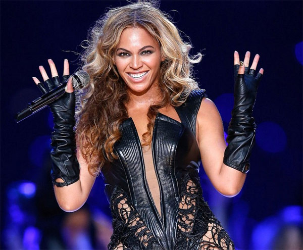 Beyonce – nữ ca sĩ có album bán trên iTunes nhanh nhất. "Beyonce", album studio thứ 5 của ngôi sao pop được bán độc quyền trên iTunes tuần đầu tiên và chỉ trong ba ngày đầu hơn 800.000 bản đã có người mua.