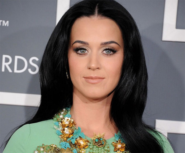 Katy Perry – nhiều người theo dõi nhất trên Twitter. Ngôi sao pop Katy Perry là một trong những ca sĩ nổi tiếng nhất của làng nhạc thế giới và điều đó phản ánh ở chính 56 triệu người theo dõi cô trên mạng xã hội Twitter. Perry thu hút lượng người theo dõi khủng nhờ những bài viết ám chỉ tới những người mà cô đang ghét, ví dụ như Taylor Swift, hay liên tục cập nhật những hoạt động hàng ngày của cô.