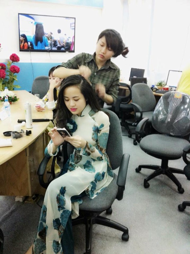 MC thời tiết Ngọc Bích cũng được chăm sóc "chân tơ kẽ tóc" trước giờ lên sóng.