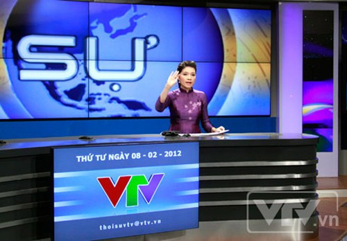 BTV thời sự ra hiệu cho tổ quay phim.