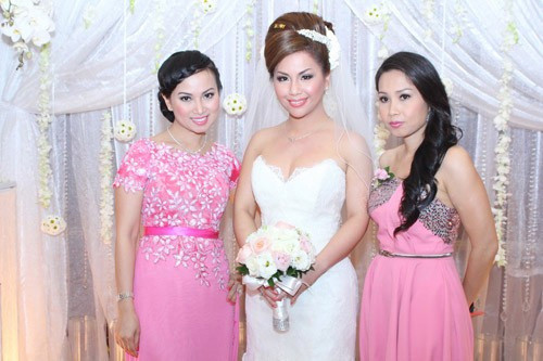 Ba chị em Cẩm Ly, Minh Tuyết, Hà Phương có sự khác biệt rõ rệt về nhan sắc. Hà Phương nổi trội nhờ sở hữu vẻ đẹp ngọt ngào làm mê đắm lòng người, Minh Tuyết không quá đẹp nhưng biết theo đuổi phong cách sexy, gợi cảm để chinh phục khán giả. Được cho là kém sắc trong 3 chị em nhưng tại Việt Nam, "chị Tư" lại nổi tiếng hơn hẳn.
