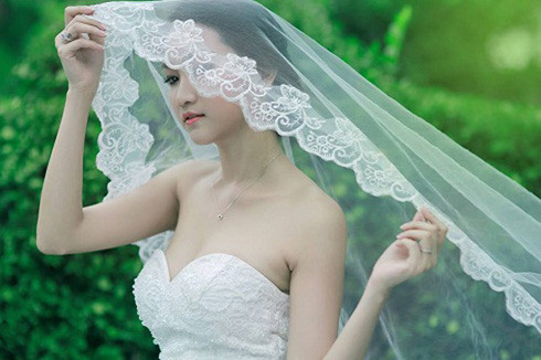 Yến Phương rạng ngời trong buổi đi chụp ảnh cưới mới đây.