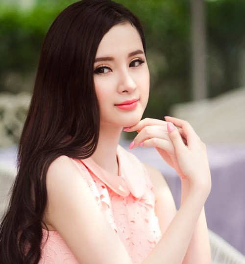 Angela Phương Trinh: Trong thời điểm diễn ra kỳ thi tốt nghiệp THPT 2013, nữ diễn viên “Mùi ngò gai” khiến nhiều người chú ý vì vẫn "nhởn nhơ" đi diễn mọi nơi, chăm chỉ xuất hiện tại các sự kiện mà không thấy ôn luyện thi cử. Để thanh minh cho hành động này, Angela Phương Trinh nói cô theo học hệ bổ túc và không tham gia kỳ thi như những học sinh hệ phổ thông trung học.