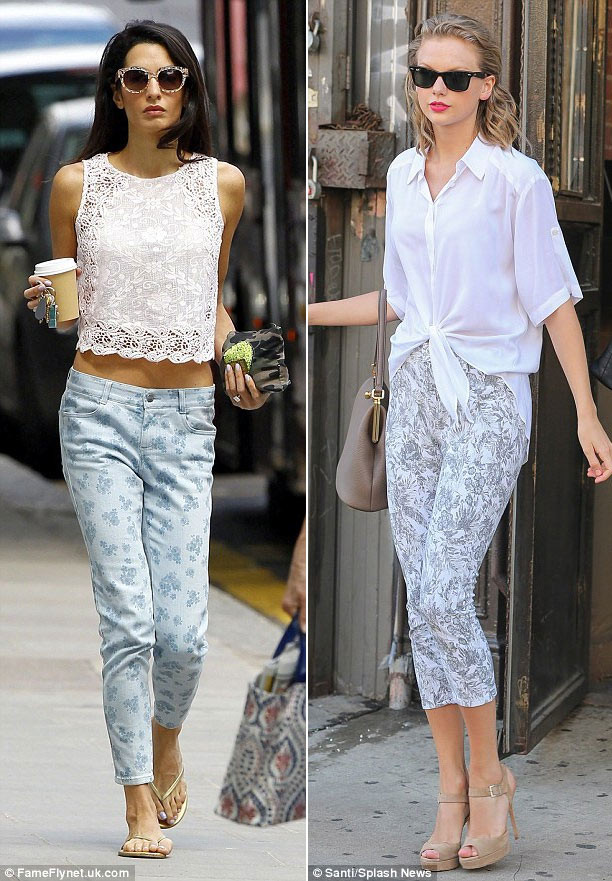 Quần jeans họa tiết hoa màu xanh-ghi, áo trắng, trông cả Amal và Taylor đều rất giản trị nhưng hút mắt với set đồ dạo phố này.
