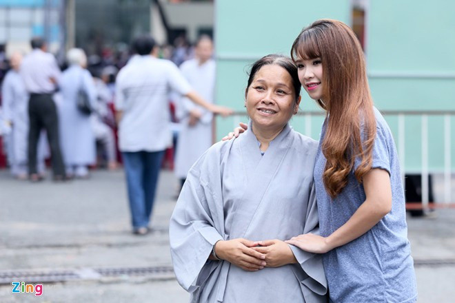 Sự xuất hiện của Khởi My nhanh chóng thu hút sự chú ý từ phía mọi người có mặt trong chùa.