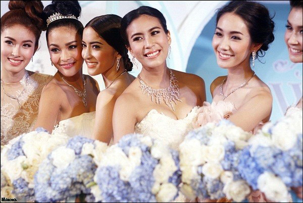 Nong Poy nổi bật bên các "cô dâu" khác.