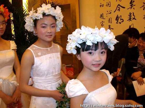 Những bê bối không đáng có này vô tình đẩy cô bé vào vòng xoáy của giới nghệ sĩ, khiến Diệu Khả trở nên già dặn hơn so với tuổi.